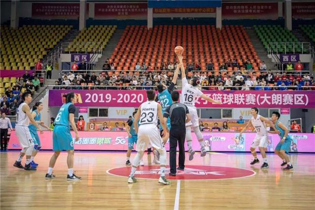  拜仁慕尼黑主场大胜登顶积分榜  
